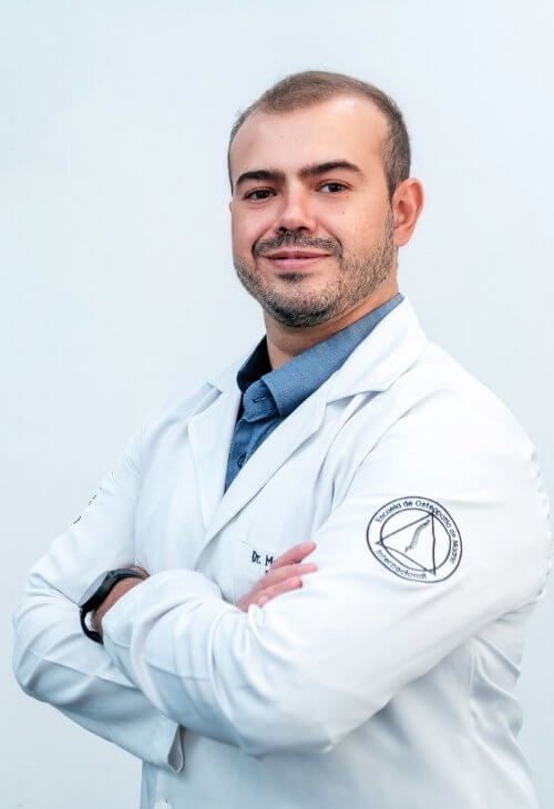Fisioterapeuta Matheus Modesto em clínica de fisioterapia em Araçariguama SP