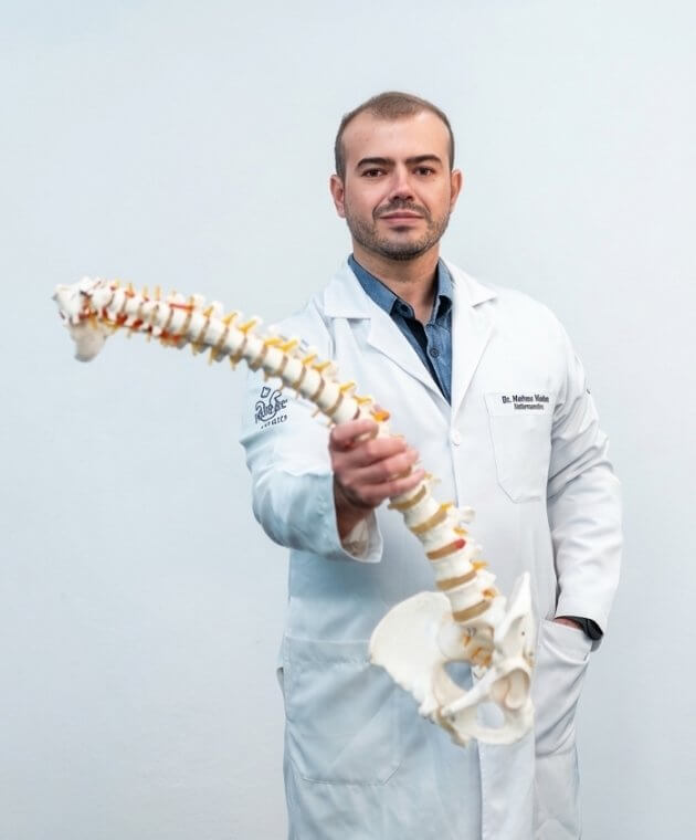 Fisioterapeuta Matheus Modesto em clínica de fisioterapia em Araçariguama SP