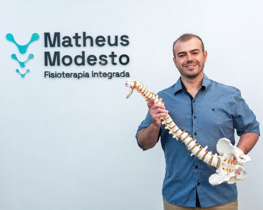 Fisioterapeuta Matheus Modesto em clínica de fisioterapia em Araçariguama SP