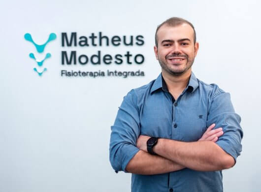 Fisioterapeuta Matheus Modesto em clínica de fisioterapia em Araçariguama SP